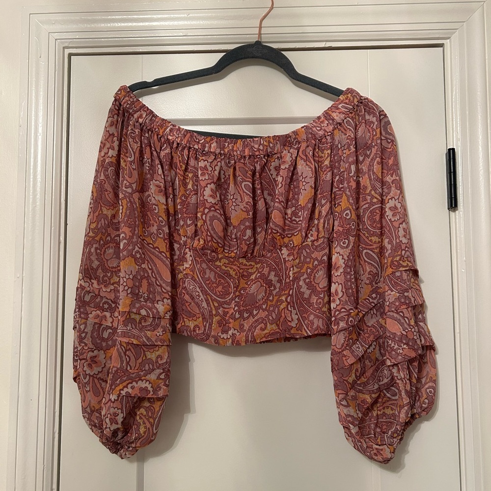 Trendy long sleeve crop top w/ print
